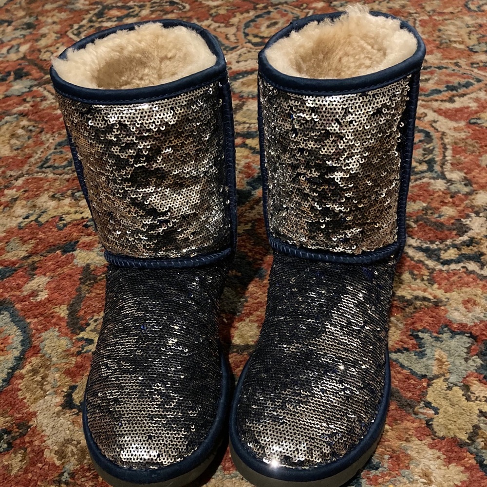UGG boots! 💙🤍